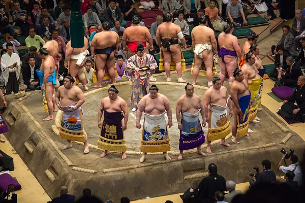 Cerimónia de entrada no ringue (dohyō-iri), Tóquio, maio de 2014.