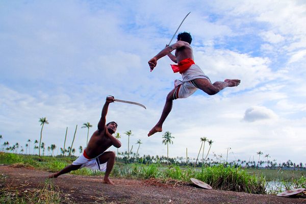 Combate simulado de kalaripayattu em Querala.