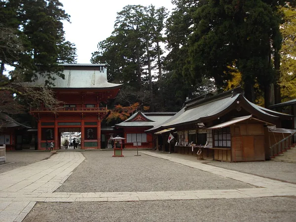 Portão rōmon do santuário de Kashima.