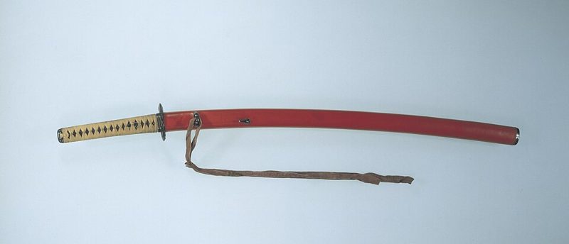 Montagem completa (koshirae) de uma katana: bainha, guarda e punho.