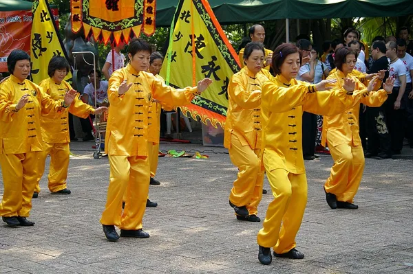 Tai chi ao ar livre em Kowloon, Hong Kong, 2009.