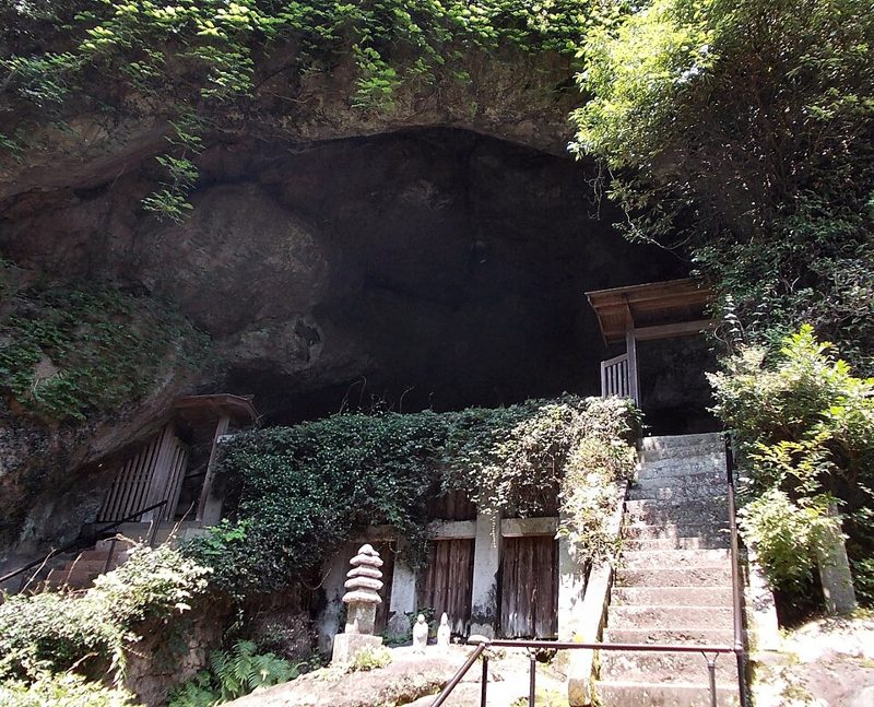 A gruta Reigandō, perto de Kumamoto, onde Musashi escreveu o livro.