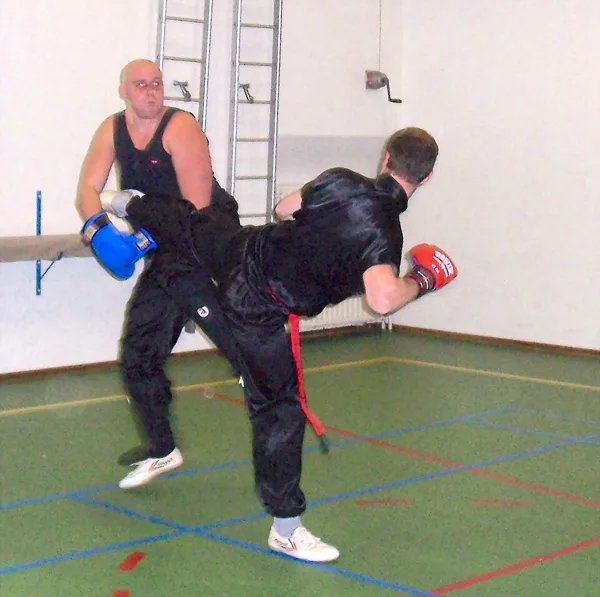 Pontapé num combate de treino de sanda em Katwijk (Países Baixos), 2006.