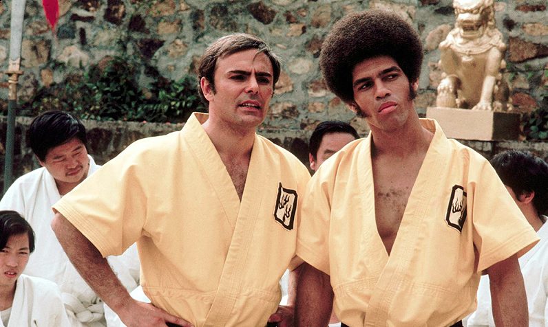 John Saxon (Roper) e Jim Kelly (Williams) numa cena do filme.