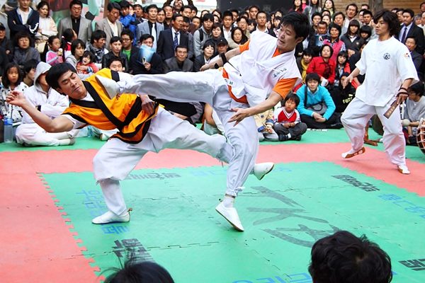 Demonstração de taekkyeon.