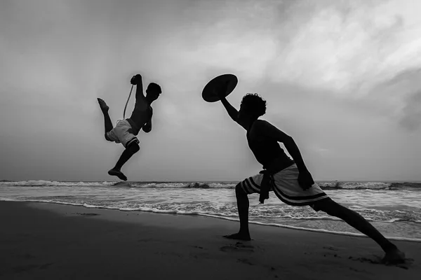 Praticantes de kalaripayattu.