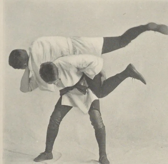 Shoulder throw photographed in a 1905 Kanō jiu-jitsu manual