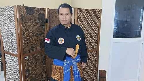 silat uniform